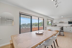 Dining - UNIT 2 - VISTA LAGUNA TERRIGAL (Terrigal)