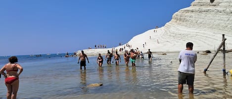 Una spiaggia nelle vicinanze, lettini da mare