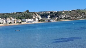 Plage à proximité, chaises longues