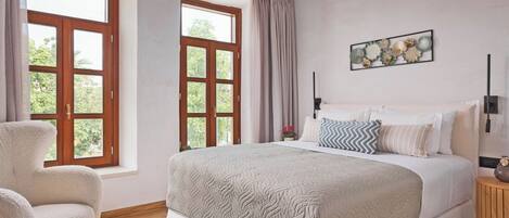 1 quarto, ferros/tábuas de passar roupa, berço de viagem