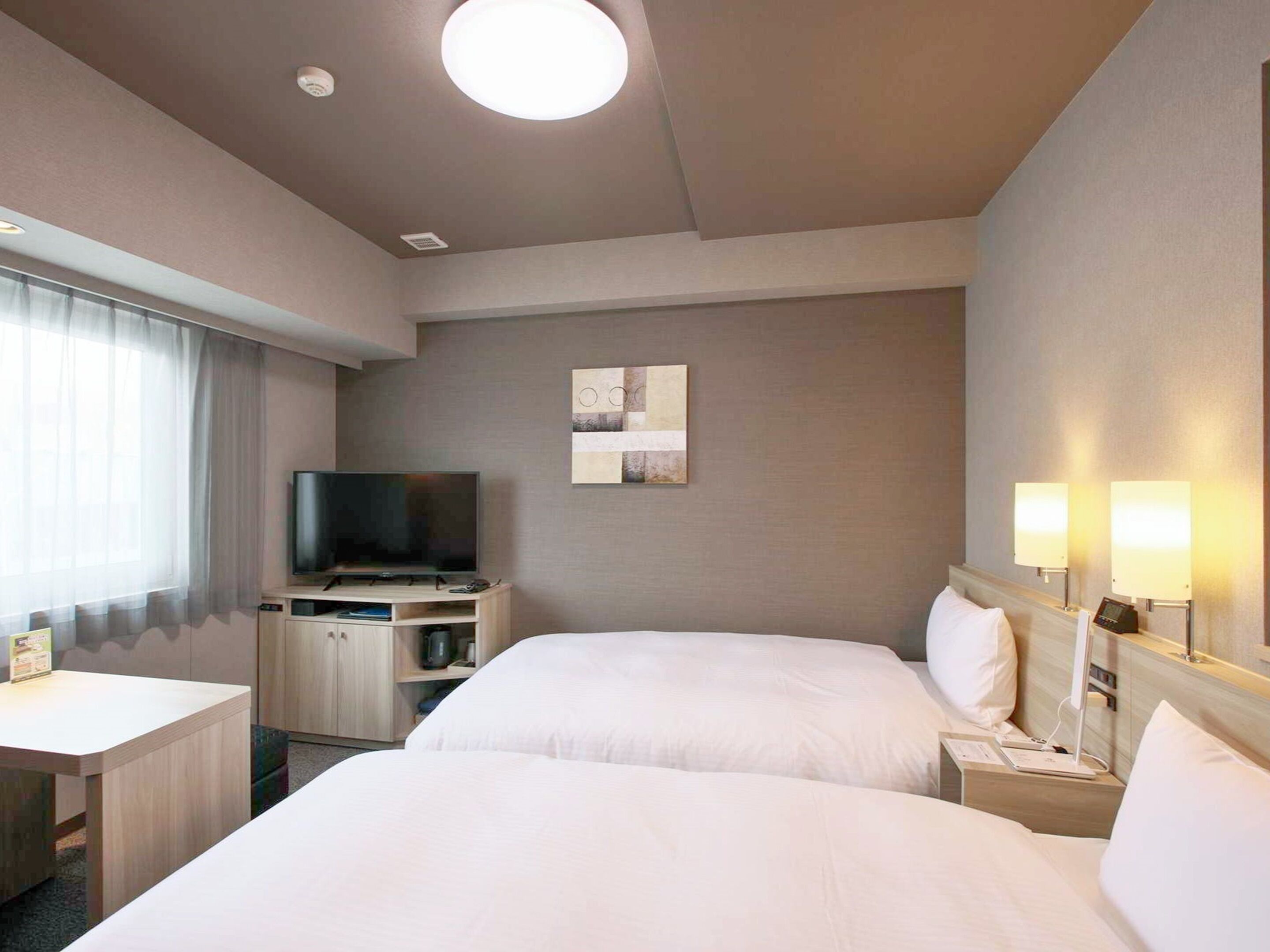 デスク、ノートパソコン用作業スペース、アイロン / アイロン台、WiFi (無料)