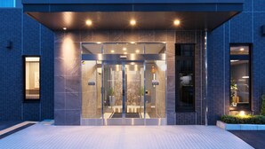 The exterior of the Hotel Route Inn with a modern facade, a glass entrance, and a sign indicating a 'Cool Biz' policy. - Hotel Route Inn Hiratsuka Eki Kitaguchi (Hiratsuka)