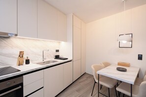 Departamento urbano, 1 habitación, para no fumadores, cocina | Cocina privada | Refrigerador, microondas, horno y parrilla de estufa 