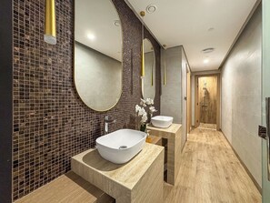 Shower, hair dryer, towels, toilet paper - Modern Studio with Pool, Gym and BBQ area (Dubai)