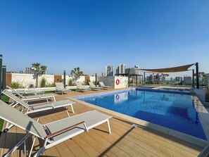 Outdoor pool, a heated pool - Modern Studio with Pool, Gym and BBQ area (Dubai)