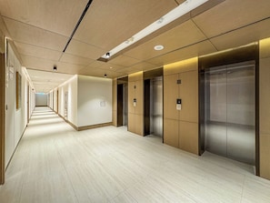 Interior - Modern Studio with Pool, Gym and BBQ area (Dubai)