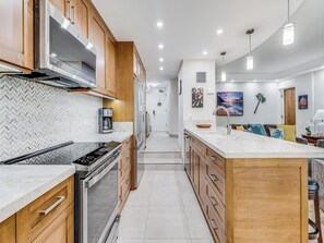 ثلاجة، ميكروويف، فرن، موقد طهي مسطح