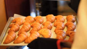 Ein Tablett mit Croissants auf einer Metallplatte.
