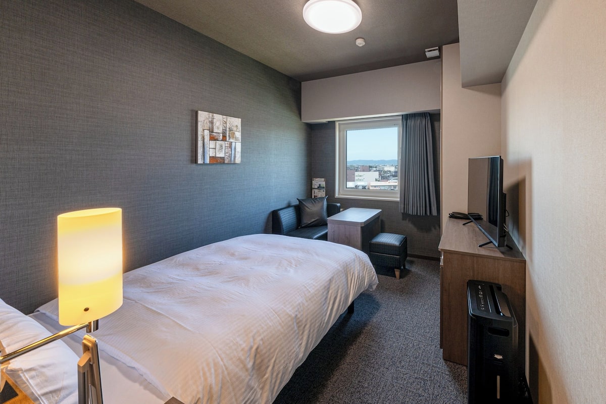 Desk, laptop workspace, iron/ironing board, free WiFi
