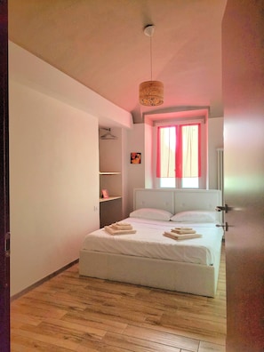 1 habitación, tabla de planchar con plancha, wifi y ropa de cama