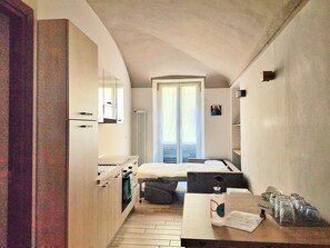 1 dormitorio, tabla de planchar con plancha, wifi y ropa de cama