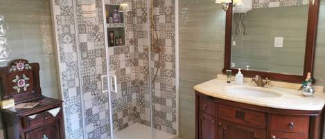 Suihku, hiustenkuivaaja, bidee, pyyhkeet