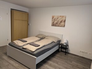 2 dormitorios, escritorio, wifi gratis y ropa de cama