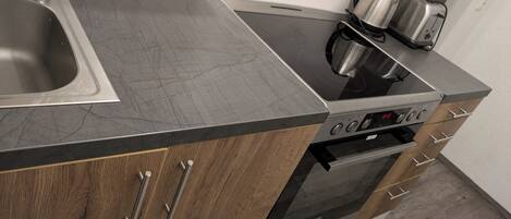 Kjøleskap, mikrobølgeovn, ovn og kokeplater