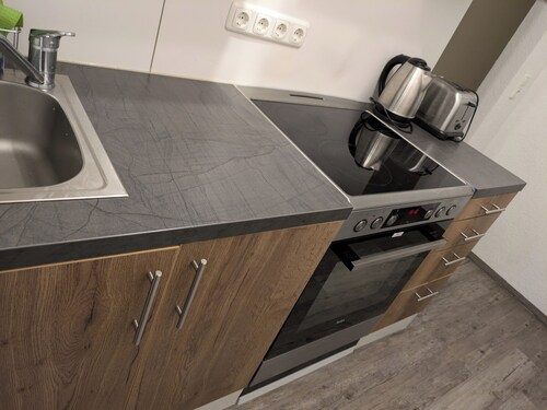 Ruhige Souterrain-Unterkunft mit eigenem Eingang. Ideal für Paare!