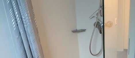 Douche, serviettes fournies, savon, papier toilette