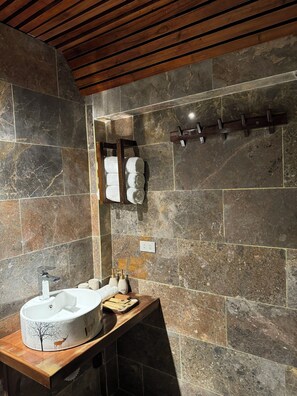 Articles de toilette gratuits, sĂšche-cheveux, serviettes fournies, savon