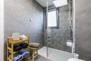 Dusj, hårføner og håndklær