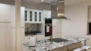 House | Private kitchen | Fridge, microwave, oven, stovetop