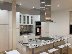 Maison | Cuisine privée | Réfrigérateur, four à micro-ondes, un four, surface de cuisson