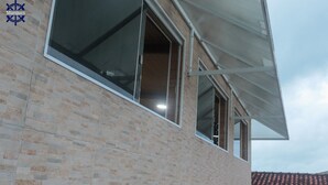 Een modern gebouw met grote ramen en een bakstenen gevel.