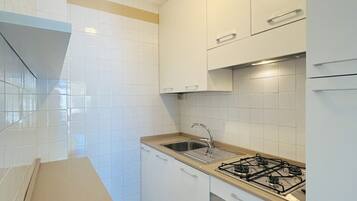 Frigorifero, forno, piano cottura, lavastoviglie