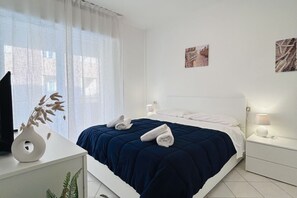 2 間睡房、房內夾萬、熨斗/熨衫板、可攜式嬰兒床