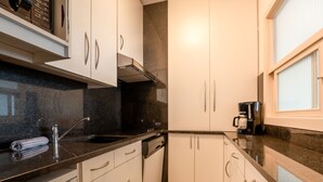 ثلاجة، ميكروويف، غسالة أطباق، محمصة خبز
