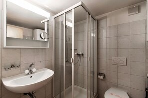 Shower, hair dryer, towels, soap - Romantic Chalet in the Leventina Mountains (Romantic Chalet) (Faido)