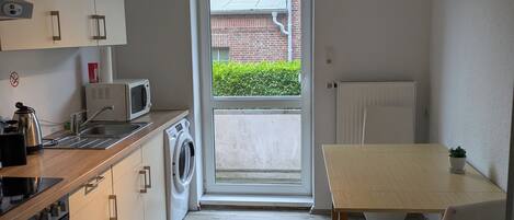 Réfrigérateur, four à micro-ondes, un four, surface de cuisson