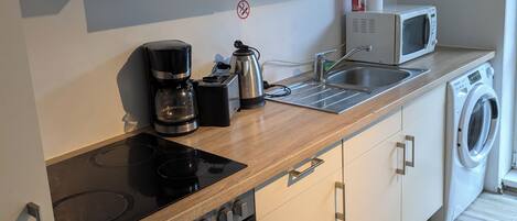 Réfrigérateur, micro-ondes, four, plaque de cuisson