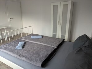 2 bedrooms, desk, free WiFi, bed sheets