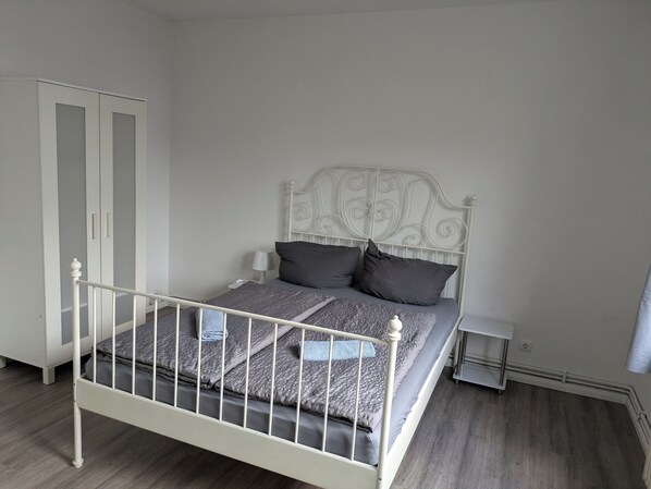 2 bedrooms, desk, free WiFi, bed sheets