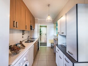 Kjøleskap, mikrobølgeovn, ovn og oppvaskmaskin