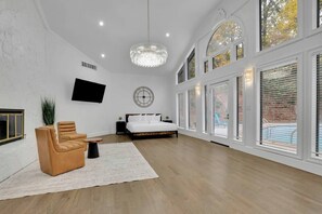 7 quartos, escrivaninha, ferros/tábuas de passar roupa