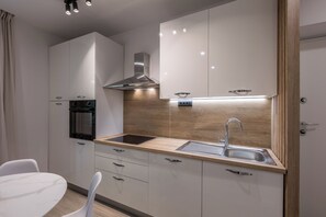 Apartament (A1) | Cuina privada | Frigorífic, microones, forn i placa de cuina 