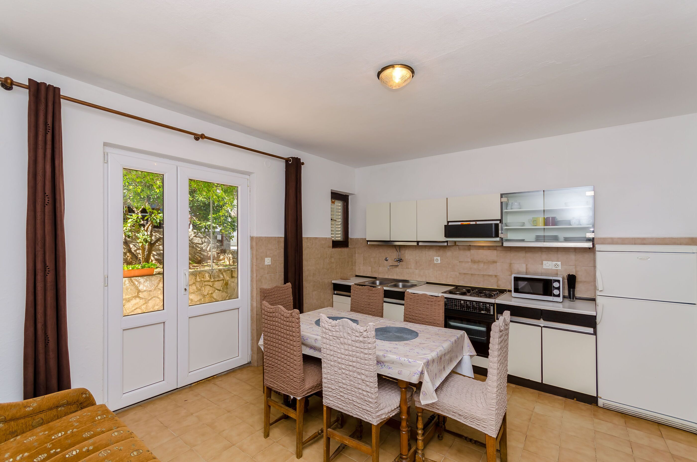 Appartement (A1) | Cuisine privée | Réfrigérateur, micro-ondes, four, plaque de cuisson