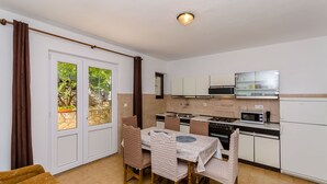 Appartement (A1) | Cuisine privée | Réfrigérateur, four à micro-ondes, un four, surface de cuisson