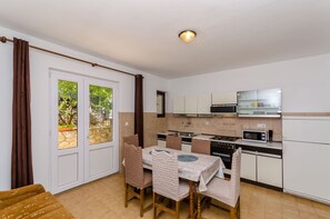 Apartment (A1) | Private kitchen - Apartment Rustic (Jelsa)