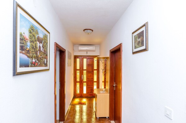 Apartment (A1) | Interior entrance - Apartment Rustic (Jelsa)