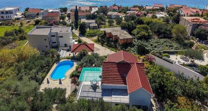 Beautiful Holiday Home with Pool and Sea View!