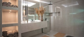 Luxuriously equipped holiday home