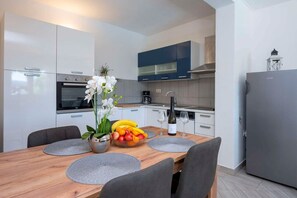 雪櫃、微波爐、焗爐、爐具