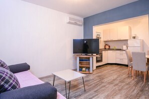 TV, fireplace - Holiday home in vineyard paradise Dingač Pelješac (Potomje)