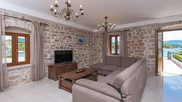 TV, fireplace, DVD player