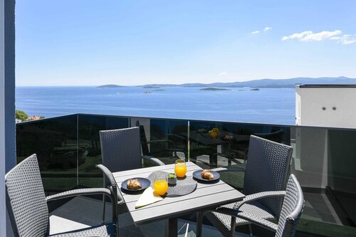 Beautiful Holiday Villa with Sea View