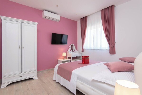 2 habitaciones, tabla de planchar con plancha, wifi y ropa de cama