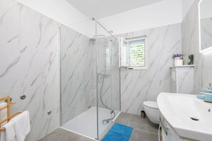 Hårtork och handdukar