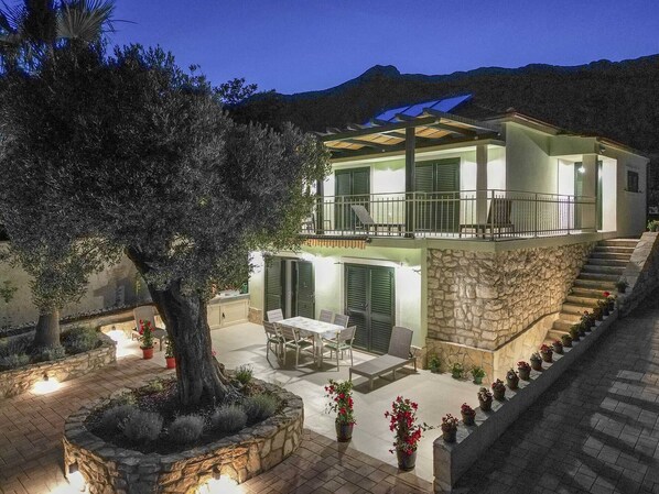 Outdoor dining - Holiday Villa Oliva with 3 bedrooms and very close to the sea (Orebic)