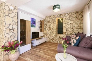 TV, fireplace - Holiday Villa Oliva with 3 bedrooms and very close to the sea (Orebic)